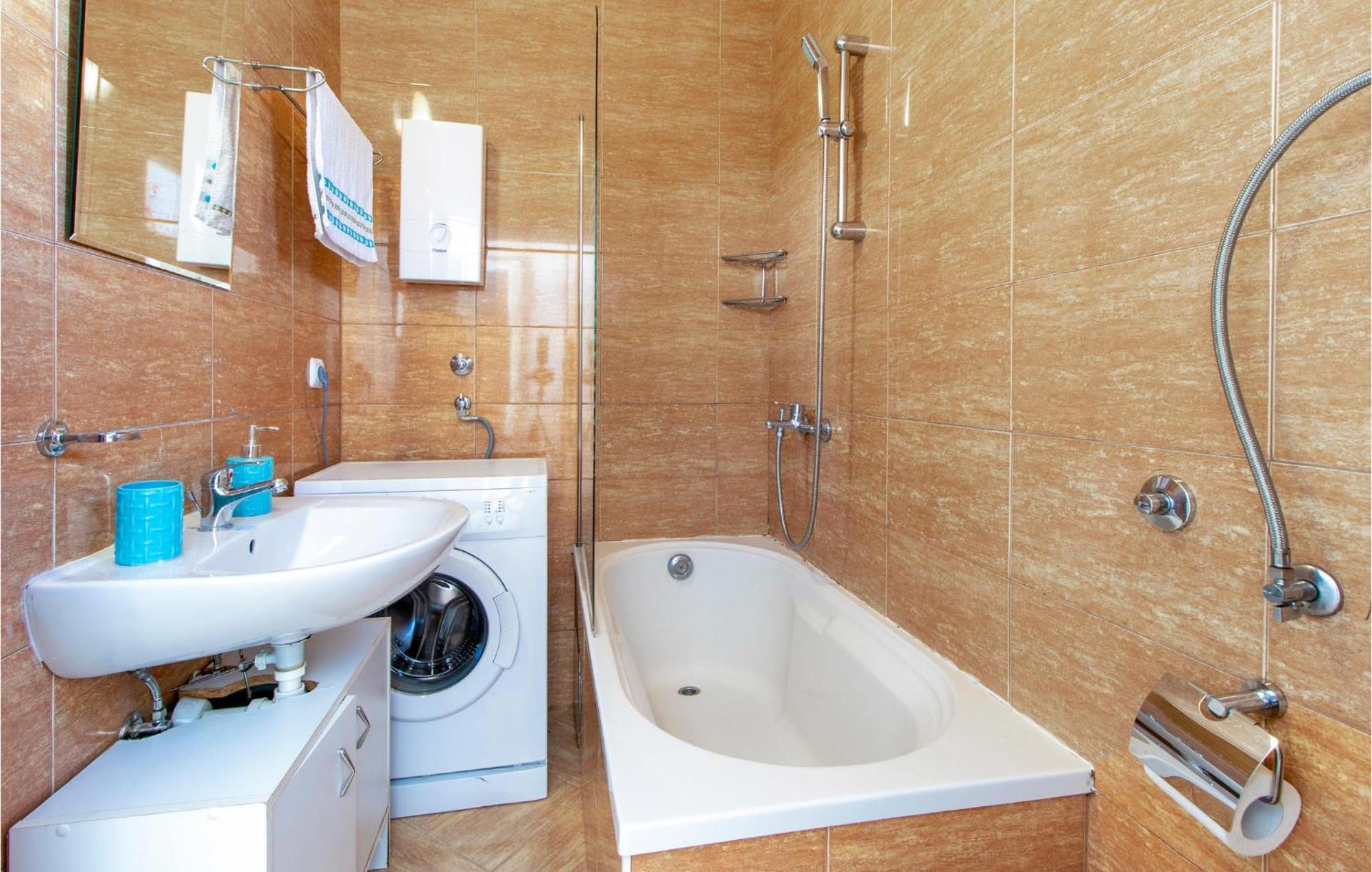 Stunning Apartment In Dramalj With House Sea View Екстериор снимка