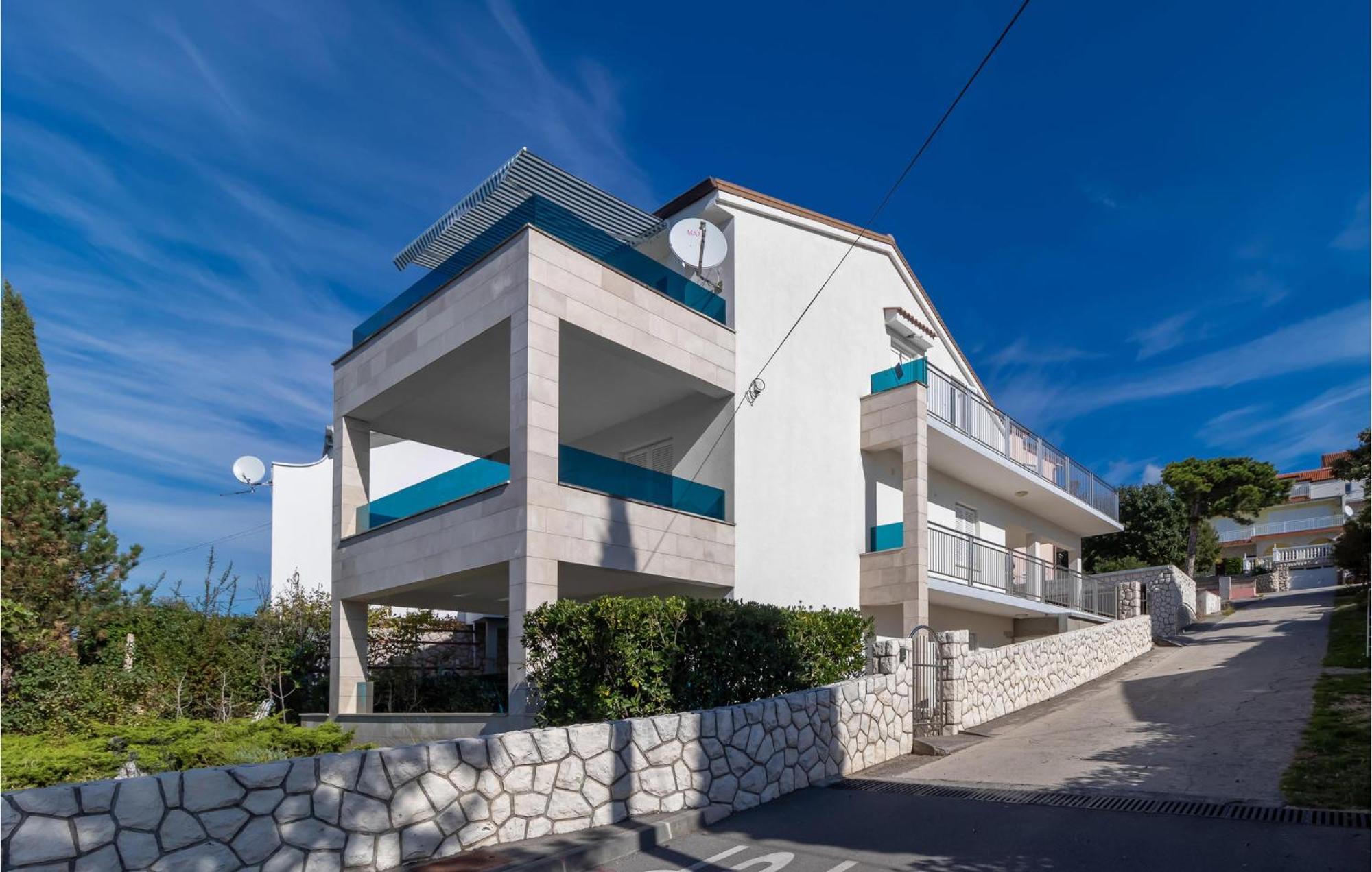 Stunning Apartment In Dramalj With House Sea View Екстериор снимка